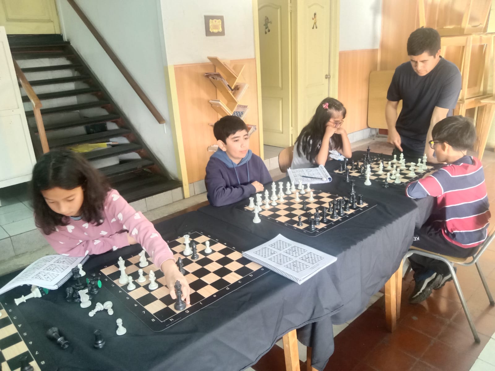 Alumnos del Club Ciudad Jardín durante una clase de ajedrez