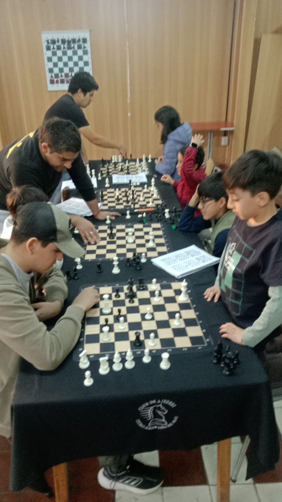 Niños compartiendo después de clases ajedrez Viña del Mar